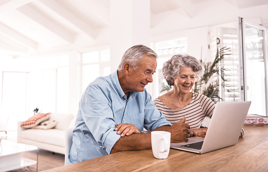 A senior couple signing up for a BCBST BlueAdvantage plan on their laptop.